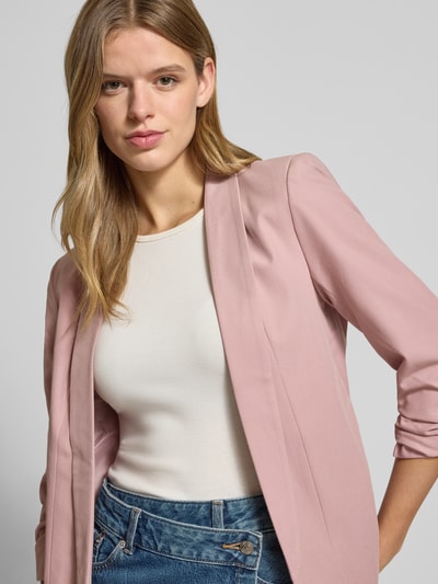 Frauenmodel trägt Regular Fit Longblazer mit Viskose-Anteil Modell 'BOSELLA' von Pieces, Optik: Unifarben, Reverskragen, Schulterpolster, 3/4-Arm, Webstruktur, Nahaufnahme Oberkörper
