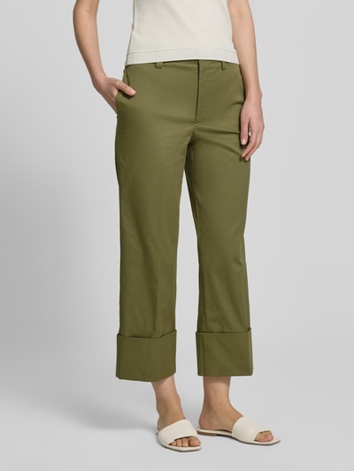 Vrouwenmodel draagt groene dames broek van katoenmix met stretch, straight fit, model 'PANTALONE' van Stefanel, vastgezette omslag, steekzakken, haakjes- en ritssluiting, achterzakken, bandwijdte maat 36: 35 cm, binnenbeenlengte maat 36: 66 cm, volledige lichaamsaanzicht voorzijde.
