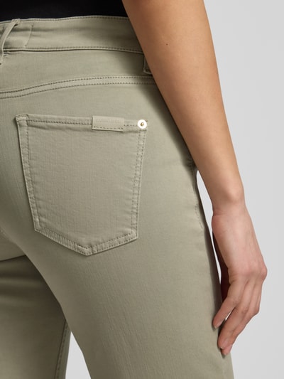 Vrouwenmodel draagt Jeans met franjes model 'FRANCESCA' van Cambio, katoenmix met stretch, verkorte fit, detailopname heup.