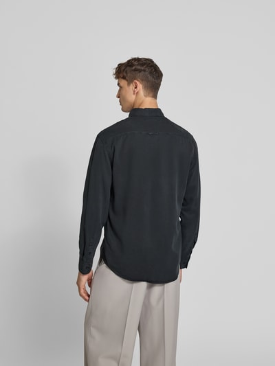 Männermodel trägt Regular Fit Freizeithemd aus Lyocell von Filippa K in Schwarz, glatte Textur, Rückenansicht, Ganzkörperansicht Rückansicht.