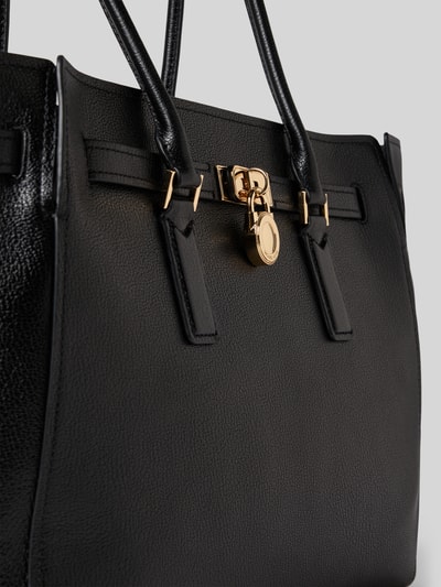 Produktfoto, Torebka z naturalnej skóry model 'HAMILTON' od MICHAEL Michael Kors, detal z logo, uchwyty, zamek błyskawiczny, czarna faktura, główna przegroda, przegródka wewnętrzna zapinana na zamek błyskawiczny, szerokie 52 cm, długość 32 cm, głębokość 15 cm, pasek 67 cm.