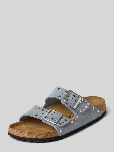 Produktfoto, Hausschuhe aus echtem Leder Modell 'Arizona' von Birkenstock in Grau mit Nietenbesatz, Strukturmuster, offener Ferse und abgerundeter Passform, Absatzhöhe 3 cm bei Größe 40