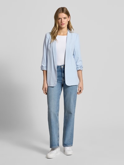 Kobiece model prezentuje Regular Fit Longblazer z dodatkiem wiskozy Model 'BOSELLA' od Pieces, efekt: jednolity kolor, kołnierz z połami, poduszki na ramionach, rękaw o dł. 3/4, zakończenie rękawów marszczone, wykończenie materiału z tkana faktura, całkowity widok z przodu.