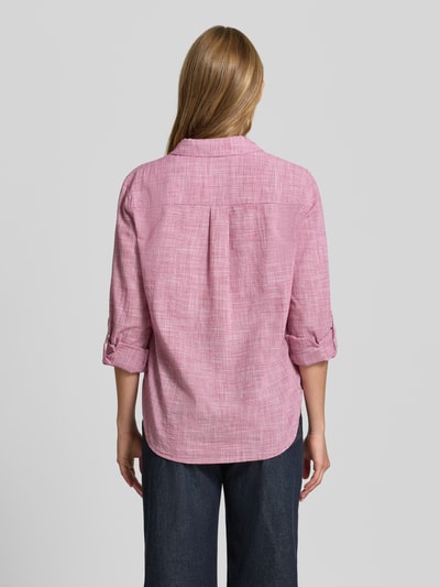 Vrouwenmodel draagt Regular Fit Hemdbluse uit puur katoen van Tom Tailor in tweekleurige look met pied-de-poule-motief, rugpas met plooien, lange mouw met turn-up-optie, afgeronde rompzoom, borstzak, webstructuur; achteraanzicht hele lichaam.