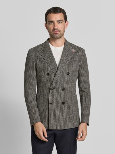 Männermodel trägt Slim Fit Sakko mit Reverskragen Modell 'Heazy' von JOOP! COLLECTION im Zweireiher-Design, Material-Mix mit Viskose-Anteil, dezentes Fischgrätmuster in Braun-Grau mit dunklen Knöpfen, AufgesetzteTaschen, Rückenlänge 75 cm, Schulterbreite 46 cm, Ärmellänge 68 cm, Ganzkörperansicht von vorne.