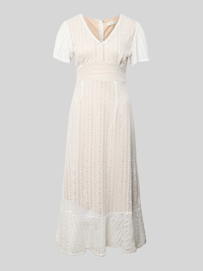 Produktfoto, Midikleid aus Häkelspitze mit V-Ausschnitt von Apricot, kolor kremowy, dopasowany krój, taśma w talii, szerokość w rozmiarze S: 40 cm, długość tyłu: 124 cm, długość rękawa: 24 cm, tekstura koronki, wzory geometryczne