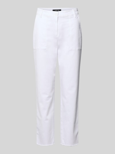 Produktfoto, Chino mit Fransensaum von Marc Cain, białe chinosy z mieszanki bawełny z dodatkiem streczu, krój slim fit, wpuszczane kieszenie francuskie, kieszenie z tyłu, zapięcie na guzik i zamek błyskawiczny, szerokość w rozmiarze 36: 40 cm, długość wewnętrzna nogawki w rozmiarze 36: 67 cm, zakończenie nogawek z frędzlami