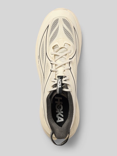 Produktfoto, Sneaker mit Label-Details und profilierter Sohle von HOKA in abgerundeter Form, Schnürverschluss, cremefarben, Größe 44, Absatzhöhe 6 cm, Schafthöhe 8 cm, Schaftweite 5 cm, strukturierte Textur.