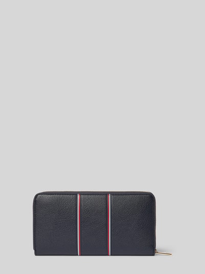 Produktfoto, Portemonnaie aus Lederoptik von Tommy Hilfiger in Unifarben mit Reißverschluss, Münzfach, Kartenfächer, Logo-Applikation aus Metall und Kontraststreifen.