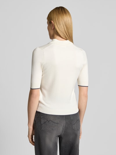 Frauenmodel trägt Strickshirt aus Viskose-Mix von Christian Berg Woman, eng anliegende Passform, Polokragen, 1/2-Arm, Rückenlänge 56 cm, Ganzkörperansicht Rückansicht