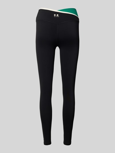 Produktfoto, schwarze Slim Fit Leggins mit Logo-Print von P.E Nation, elastischer Bund, elastischer Material-Mix, Rückansicht, glatte Textur