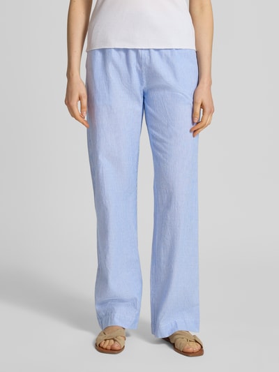 Frauenmodel trägt Stoffhose mit Streifenmuster und elastischem Bund von Neo Noir aus Reine Baumwolle, Relaxed-Fit, Modell 'SONAR', Ganzkörperansicht von vorne.
