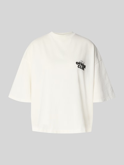 Produktfoto, Cropped Oversized T-Shirt mit Label-Print od Karo Kauer, damski t-shirt z bawełny w kolorze białym, krój oversized, krój krótki, okrągły dekolt, nadruk z logo na przodzie oraz z tyłu, Długość tyłu przy rozmiarze S: 60 cm
