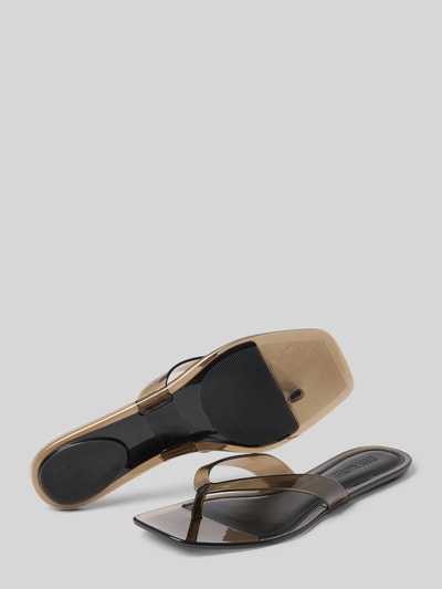 Produktfoto, Zehentrenner mit kleinem Blockabsatz von Steve Madden, Optik: Unifarben/Transparent, Schuhspitze: Abgerundet, Absatzform: kleiner Blockabsatz, Applikation: Label-Print, Sohle: Leicht strukturiert