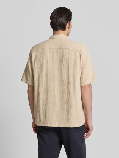 Männermodel trägt Relaxed Fit Freizeithemd aus reiner Baumwolle Modell 'RLXCAL' von SELECTED HOMME, Optik: Unifarben, Ganzkörperansicht Rückansicht.