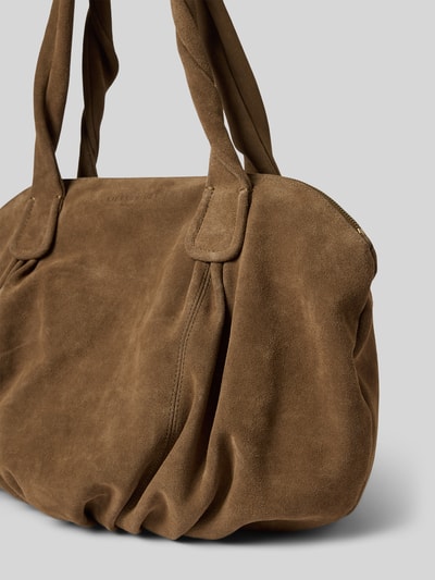 Produktfoto, Shopper mit Logo-Prägung in Suede-Optik Modell 'Lucy' von LIEBESKIND BERLIN, główna przegroda z zamkiem błyskawicznym, ramiączka, szerokość w rozmiarze 1: 50 cm, długość w rozmiarze 1: 33 cm, głębokość w rozmiarze 1: 22 cm, długość paska na ramię w rozmiarze 1: 72 cm, imitacja weluru, wytłoczone logo, brązowa faktura