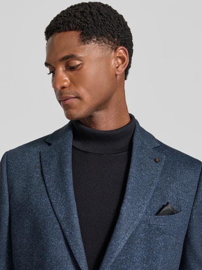 Männermodel trägt Slim Fit Sakko mit Baumwoll-Anteil Modell 'Nick' von Zuitable, blauer Stoff mit Reverskragen, Nahaufnahme Oberkörper, elastischer Material-Mix