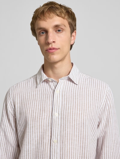 Männermodel trägt Regular Fit Freizeithemd aus Leinen-Baumwoll-Mix Modell 'CAIDEN' von Only & Sons mit Allover-Streifenmuster, Nahaufnahme Oberkörper.