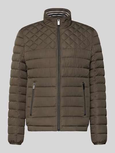 Productfoto, Slim Fit Steppjacke mit gefüttertem Kragen van Christian Berg Men in olijfgroen met gewatteerde textuur, ritssluiting, elastische mouwboorden, twee ritszakken, Maat M: ruglengte 68 cm, schouderbreedte 47 cm, borstwijdte 52 cm, mouwlengte 68 cm.