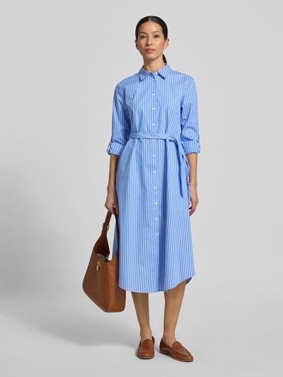 Vrouwenmodel draagt Hemdblusenkleid met afneembare stoffen band van comma, blauw met verticale strepen, katoenmix, getailleerde pasvorm, overhemdkraag, met lange mouwen, knoopsluiting, midilengte, maatinformatie zie context, Ganzkörperansicht von voren.