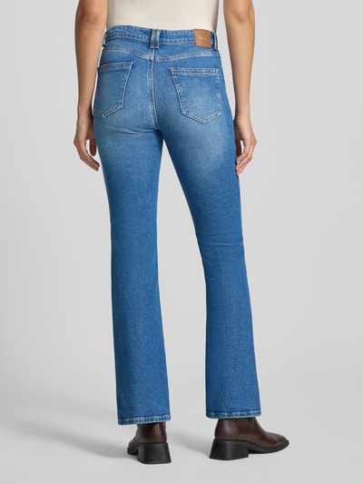 Frauenmodel trägt Bootcut-Jeans aus Baumwoll-Mix Modell 'MARY' von Brax in mittlerem Blau, dezente Waschung, Damen Bootcut-Jeans von Brax, Ganzkörperansicht Rückansicht.