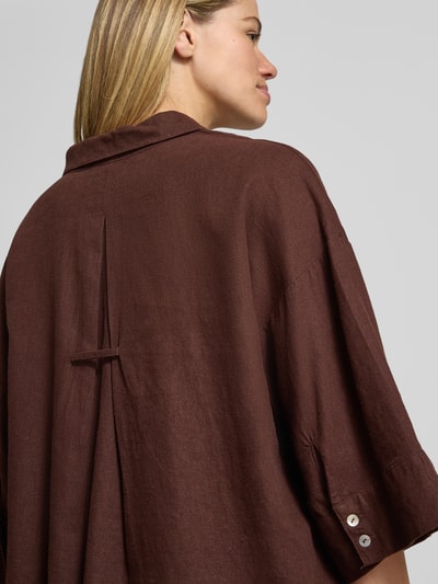 Frauenmodel trägt Boxy Fit Bluse mit V-Ausschnitt Modell 'Lava' von FREE/QUENT aus Leinen-Viskose-Mix in Braun, Rückenansicht