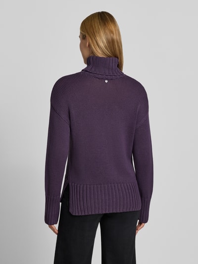 Frauenmodel trägt Relaxed Fit Strickpullover aus reiner Baumwolle mit Rollkragen von MOS MOSH in Dunkellila, elastische Abschlüsse, Ganzkörperansicht Rückansicht.
