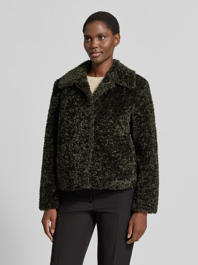 Kobiece modelka nosi Regular Fit Jacke mit Umlegekragen von FUCHS SCHMITT, Futerko, krój regular fit, wykładany kołnierz, listwa guzikowa, Długość tyłu w rozmiarze 36: 52 cm, Szerokość ramion w rozmiarze 36: 46 cm, Szerokość klatki piersiowej w rozmiarze 36: 53 cm, Długość rękawów w rozmiarze 36: 62 cm, ciemnozielony, proste formy, faktura futerka, Ganzkörperansicht von vorne.