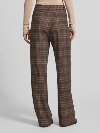 Frauenmodel trägt Wide Leg Hose aus Schurwoll-Mix Modell 'VALZER' von MAX&Co. mit Karomuster in Braun, Damen Weite Hose, Ganzkörperansicht Rückansicht.