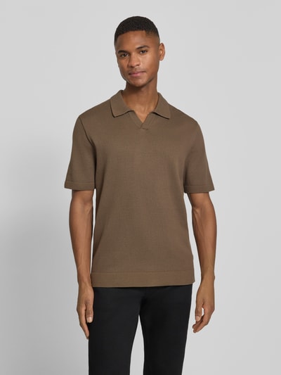 Mannelijk model draagt gebreid shirt met v-hals model 'MILANO' van Jack & Jones Premium, katoenmix, recht model, platte kraag, labeldetail, ruglengte bij maat M 69 cm, voorkant, halftotaal.