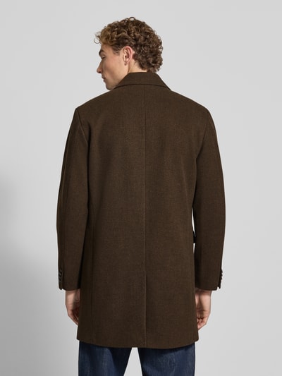 Männermodel trägt Regular Fit Mantel mit Reverskragen von Lindbergh in Braun, doppelte Knopfleiste, Pattentaschen, Rückenansicht, Ganzkörperansicht Rückansicht. Rückenlänge 94 cm, Schulterbreite 45 cm, Brustweite 52 cm, Ärmellänge 66 cm.