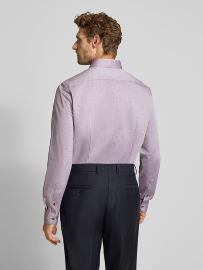 Männermodel trägt lila Modern Fit Businesshemd mit extra langem Arm von OLYMP, Heren zakelijk overhemd, Ganzkörperansicht Rückansicht
