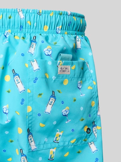 Produktfoto, Badehose im Allover-Look mit elastischem Bund von MCNEAL in Türkis mit Cocktail- und Zitronenmotiv, Regular Fit, Tunnelzug, Nahaufnahme Rückansicht