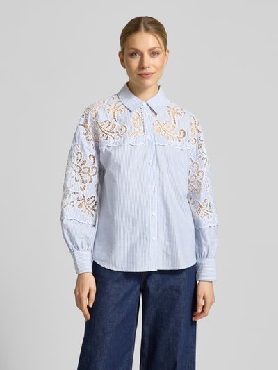 Frauenmodel trägt Regular Fit Bluse mit Spitze Modell 'LETICIA' von SUNCOO PARIS aus reiner Baumwolle, gestreift, Hemdblusenkragen, Knopfleiste, Ganzkörperansicht von vorne.
