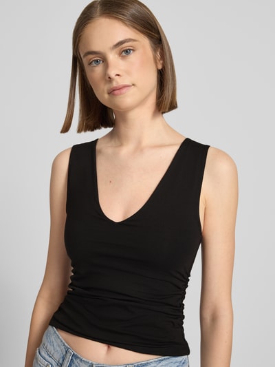 Frauenmodel trägt Slim Fit Trägertop mit Raffungen und V-Ausschnitt Modell 'MY' von Topshop, Schwarz, Baumwoll-Elasthan-Mix, Nahaufnahme Oberkörper.