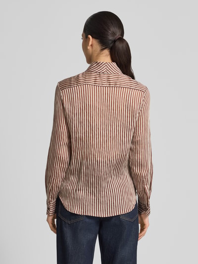 Frauenmodel trägt Regular Fit Schluppenbluse Modell 'CORBAT' von Mango aus Lyocell-Mix mit Allover-Look, Rückenlänge 65 cm, Ärmellänge 61 cm, Ganzkörperansicht Rückansicht.