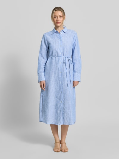 Vrouwenmodel draagt Midikleid aus reinem Leinen in langärmeligem Design von Christian Berg Woman, blauw-wit gestreept, getailleerd, overhemdblouselook, platte kraag, met lange mouwen, stoffen band, doorlopende knoopsluiting, ruglengte maat 36: 122 cm, borstwijdte 52 cm, mouwlengte 64 cm, full-body vooraanzicht.