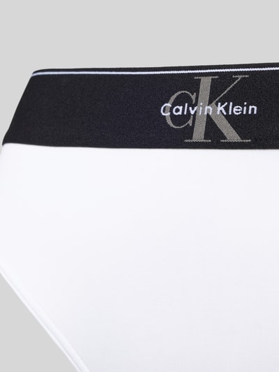 Produktfoto, String mit Logo-Muster von Calvin Klein, weiß mit schwarzem elastischem Bund, körpernahe Passform, Material-Mix mit Stretch-Anteil.