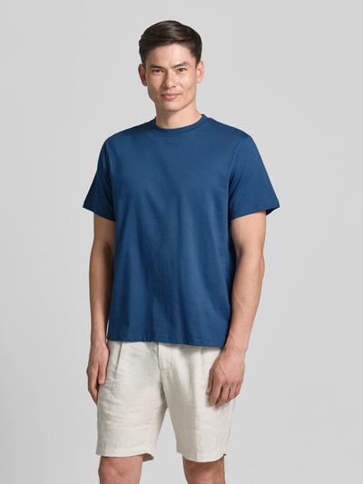 Mannenmodel draagt effen blauw regular fit T-shirt van katoen, Regular Fit T-Shirt aus reiner Baumwolle model 'HASPEN' van SELECTED HOMME, heren, geheellichaamsaanzicht van voren