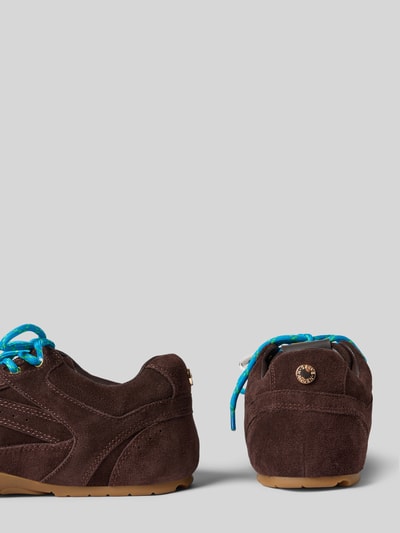 Produktfoto, brązowe sneakersy ze skóry z wiązaniem, model 'Asiel' od Steve Madden, gumowa podeszwa, zaokrąglony czubek, naturalna skóra, wysokość obcasa w rozmiarze 40: 1 cm, wysokość cholewki w rozmiarze 40: 8 cm, szerokość cholewki w rozmiarze 40: 9 cm