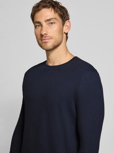 Männermodel trägt Longsleeve mit Ripp-Struktur von MCNEAL in Dunkelblau, reine Baumwolle, Rundhalsausschnitt, Nahaufnahme Oberkörper. Modell 'MORO', gerader Schnitt, Rückenlänge Gr. M 69 cm.