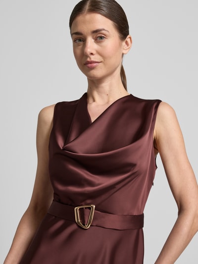 Frauenmodel trägt Regular Fit Abendkleid aus Satin von Rinascimento, Elastischer-Material-Mix, Wasserfallkragen, Ärmelloses-Design, abnehmbares Stoffband, Nahaufnahme Oberkörper.