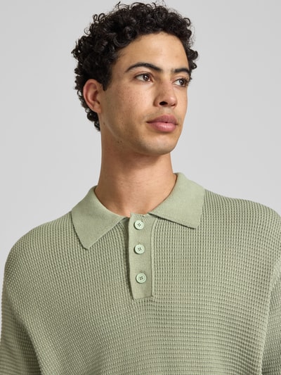 Männermodel trägt Regular Fit poloshirt uit puur katoen van Marc O'Polo Denim, look: effen, knitwearstructuur, nahaufnahme bovenlichaam