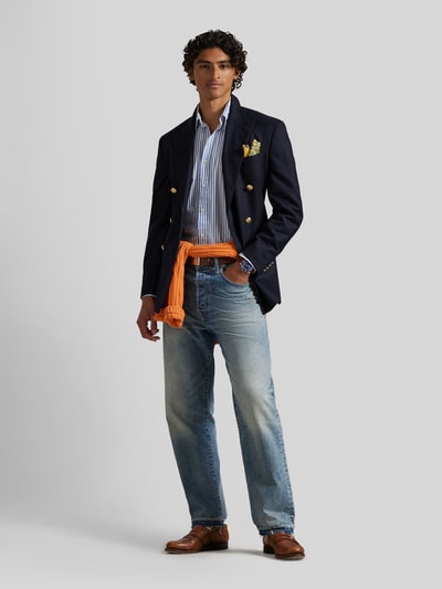 Męski model ma na sobie Custom Fit Freizeithemd aus reiner Baumwolle von Polo Ralph Lauren, efekt: wzór w paski, krój custom fit, kołnierzyk typu kent, jednorzędowa listwa guzikowa, długi rękaw zakończony mankietem, wyhaftowane logo, lekko zaokrąglone wykończenie, materiał: bawełna; widok: całopostaciowy z przodu.