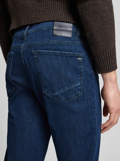 Männermodel trägt Straight Fit Jeans mit 5-Pocket-Design Modell 'Chuck' von Brax, Baumwoll-Mix mit Stretch-Anteil, Gerader-Schnitt, Nahaufnahme Rückansicht.