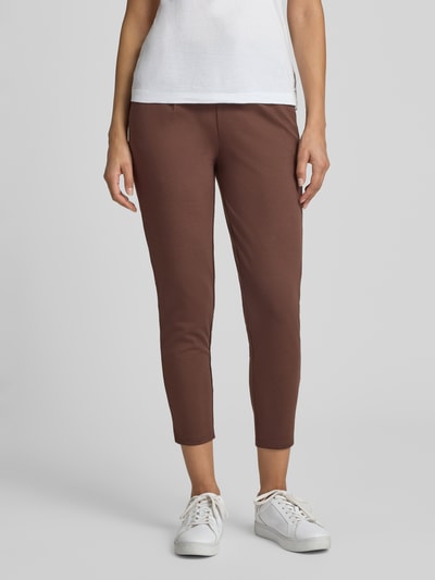 Frauenmodel trägt Slim Fit Hose mit Viskose-Anteil Modell 'KATE' von ICHI in Braun, elastischer Bund, verkürzte Passform, Nahaufnahme Oberkörper