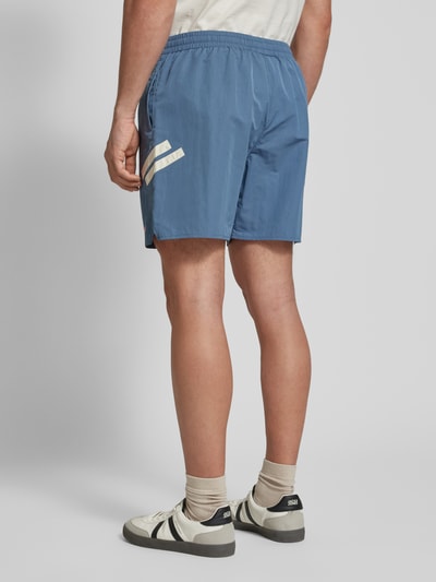 PROHIBITED Regular fit korte broek met label- en logostitching Rookblauw - 5