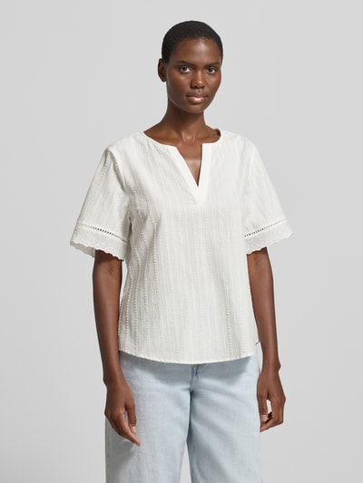 Vrouwenmodel draagt Regular Fit Blouse met V-hals model 'Ane' van FREE/QUENT, puur katoen, opengewerkte details, frontale lichaamsopname