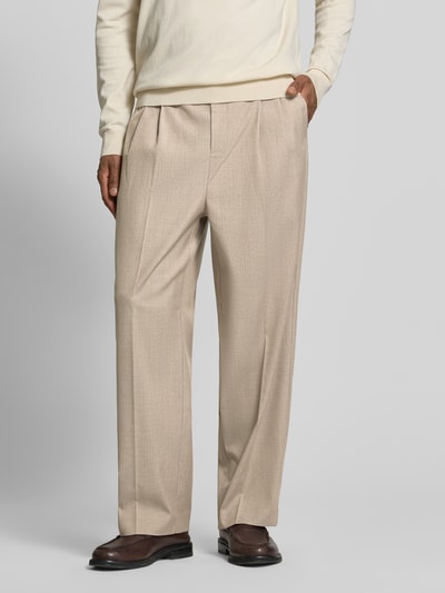 Männermodel trägt Hose mit Streifenmuster und Bügelfalten Modell 'GRANT' von Casual Friday, Material-Mix mit Viskose-Anteil, Wide Fit, sandfarben, Ganzkörperansicht von vorne.