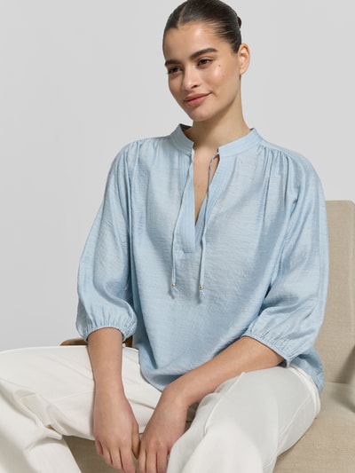 Vrouwenmodel draagt Regular Fit Bluse mit Schnürung und 3/4-Arm van Jake*s collectie, viscosemix, lichtblauw, opstaande kraag, Nahaufnahme bovenlichaam.